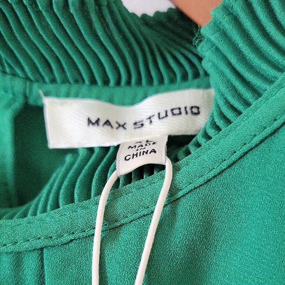 Green Sleeveless Top - Picture 5 of 7